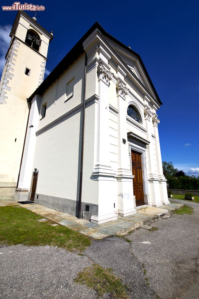 Immagine Una piccola chiesetta in mattoni con campanile a Somma Lombardo, Lombardia.