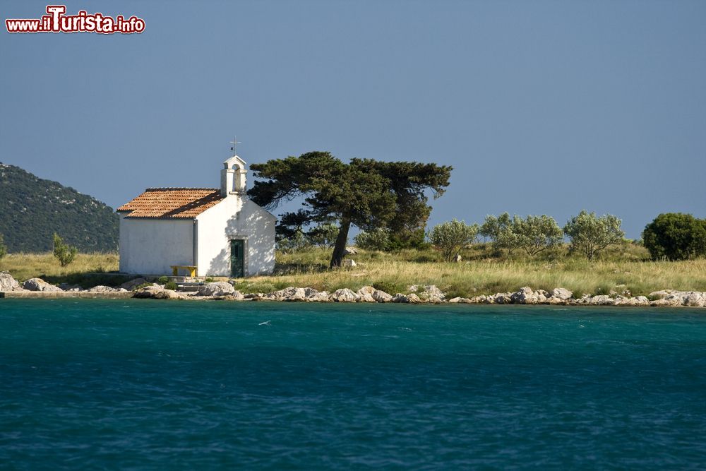 Immagine Una piccola chiesetta intonacata di bianco a Pakostane, Croazia.