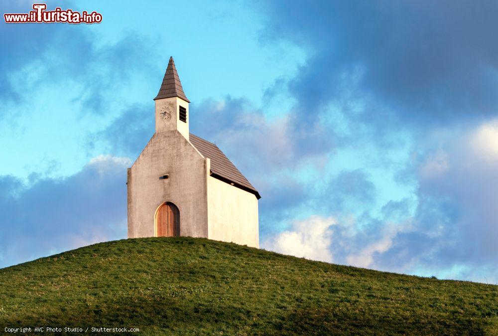 Immagine Una piccola chiesetta sulle colline nei pressi di Den Haag, Olanda - © AVC Photo Studio / Shutterstock.com