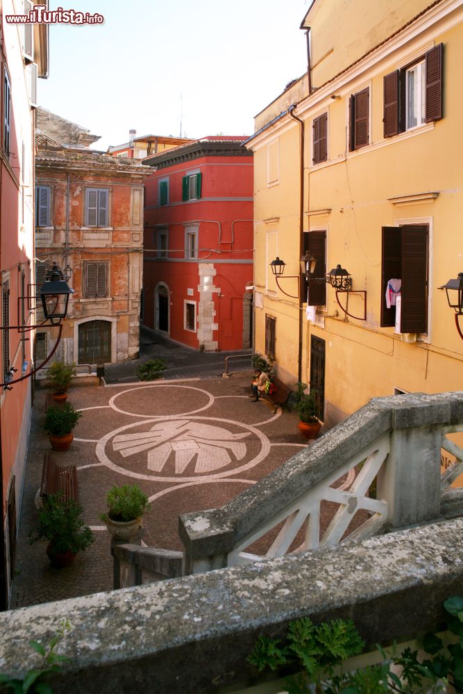 Immagine Una piccola piazza nel centro storico di Frosinone nel Lazio