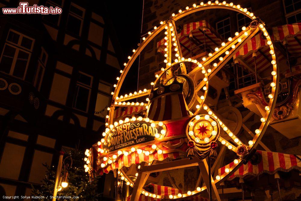 Immagine Una piccola ruota panoramica al Mercatino di Natale di Marburg in Germania - © Sofya Kuzmich / Shutterstock.com