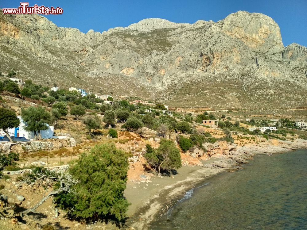 Immagine Una piccola spiaggia nel villaggio di Skalia, isola di Kalymnos (Grecia). Il primo tratto di litorale è noto come spiaggia di San Nicola mentre quello sullo sfondo è chiamato Plaka. Entrambe sono poco affollate in estate.