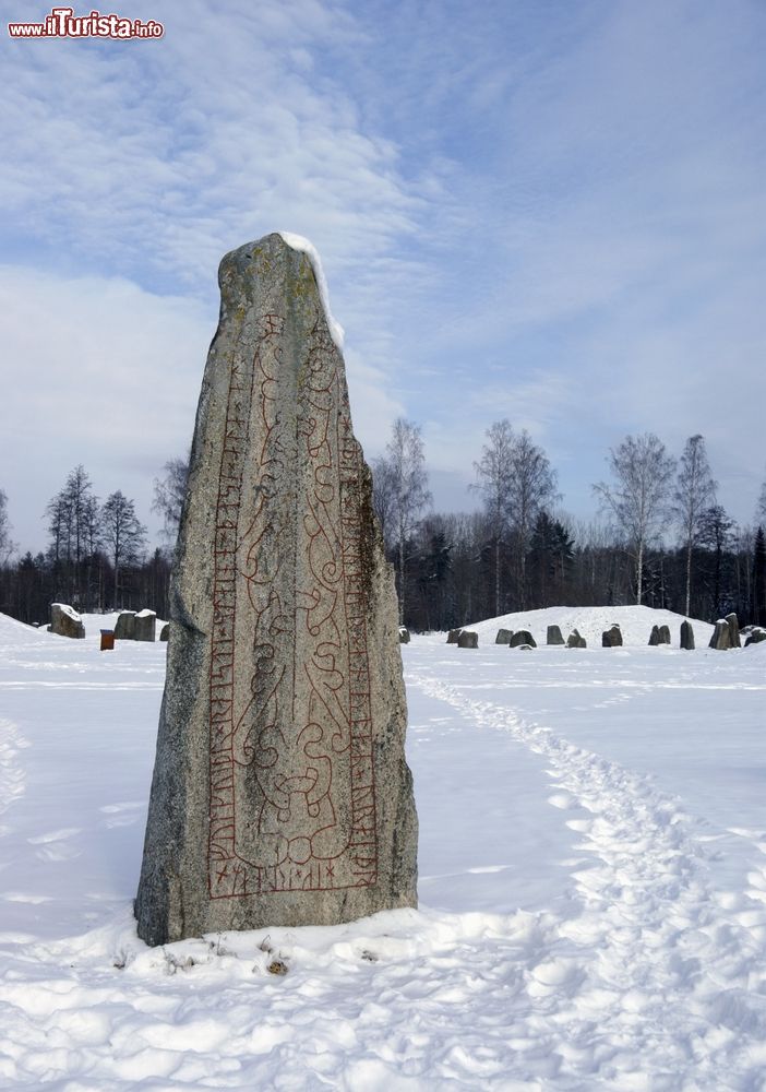 Immagine Una pietra runica vichinga nei pressi di Vasteras, Svezia. In tutta la pensiola scandinava esistono circa 6 mila pietre che possiedono iscrizioni in caratteri runici. Questo alfabeto era utilizzato dalle antiche popolazioni germaniche.