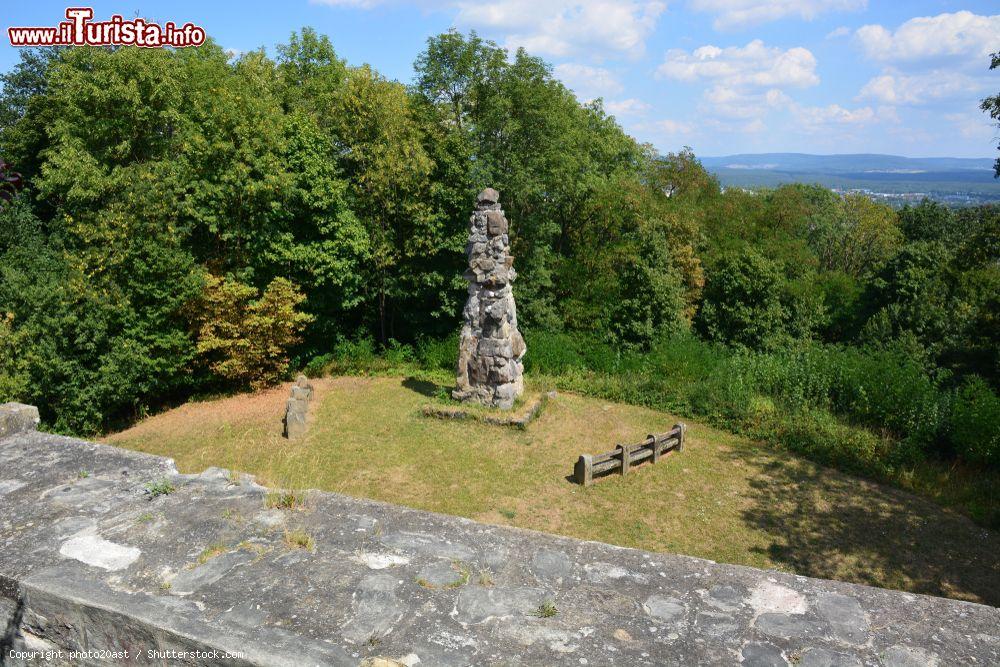 Immagine Una piramide in pietra nei pressi del castello di Altenburg, Bamberga, Germania - © photo20ast / Shutterstock.com