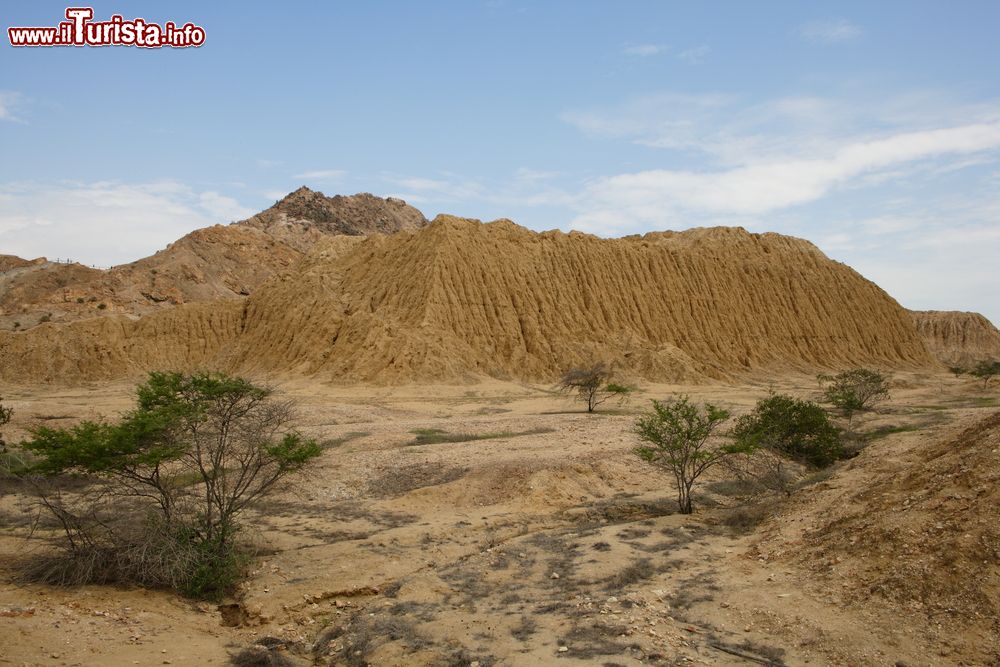 Immagine Una piramide peruviana a Tucume, Chiclayo, Perù. Grazie alle scoperte archeologiche effettuate si è potuto stabilire che in questa zona furono edificate non solo piramidi ma anche palazzi lussuosi riccamente decorati.