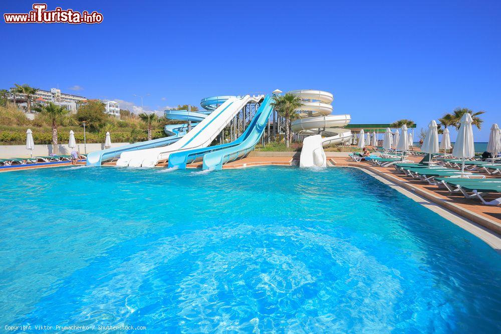 Immagine Una piscina all'aperto nell'acquapark a Alanya, Turchia. Il Waterplanet AquaPark di Alanya è uno dei più grandi parchi acquatici della regione. Si trova a circa 40 km dalla città e si estende per 6500 metri quadrati. Dispone di scivoli, piscine, piscine a onde, rafting su un percorso di 300 metri con onde artificiali, giochi per bambini, discoteca, ristorante e molto altro - © Viktor Prymachenko / Shutterstock.com