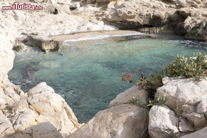 Immagine Una piscina naturale sulla Costa Blanca, nei pressi di Vila Joiosa, Spagna. Acqua limpida e cristallina per questo suggestivo angolo lungo il litorale spagnolo.