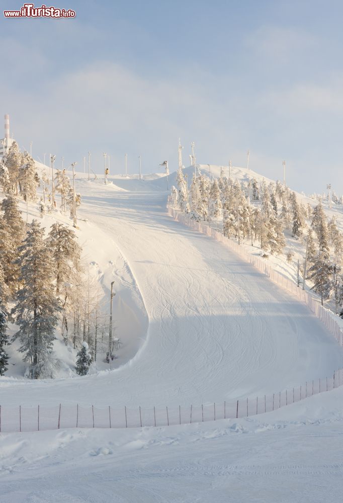 Immagine Una pista da sci innevata in inverno a Ruka, Finlandia.