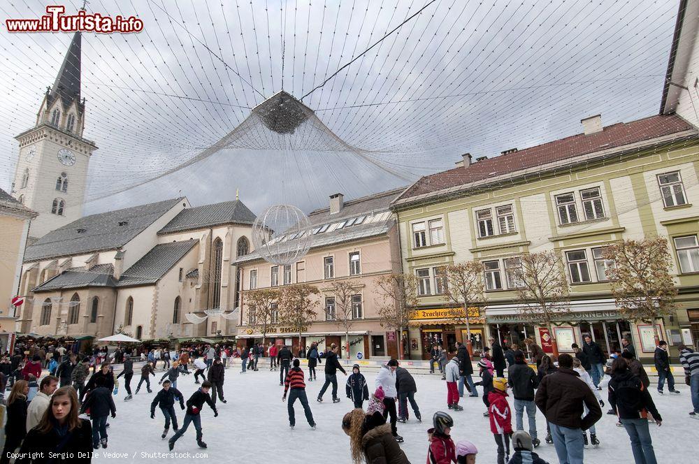 Immagine Una pista di pattinaggio su ghiaccio nella piazza di Villach, Austria - © Sergio Delle Vedove / Shutterstock.com