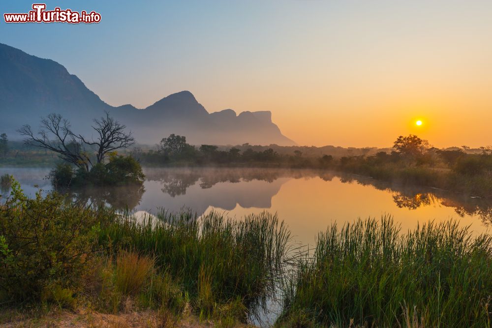 Immagine Una pittoresca alba all'Entabeni Safari Game Reserve, provincia di Limpopo (Sudafrica). Sullo sfondo, la skyline dell'Hanglip Mountain Park.