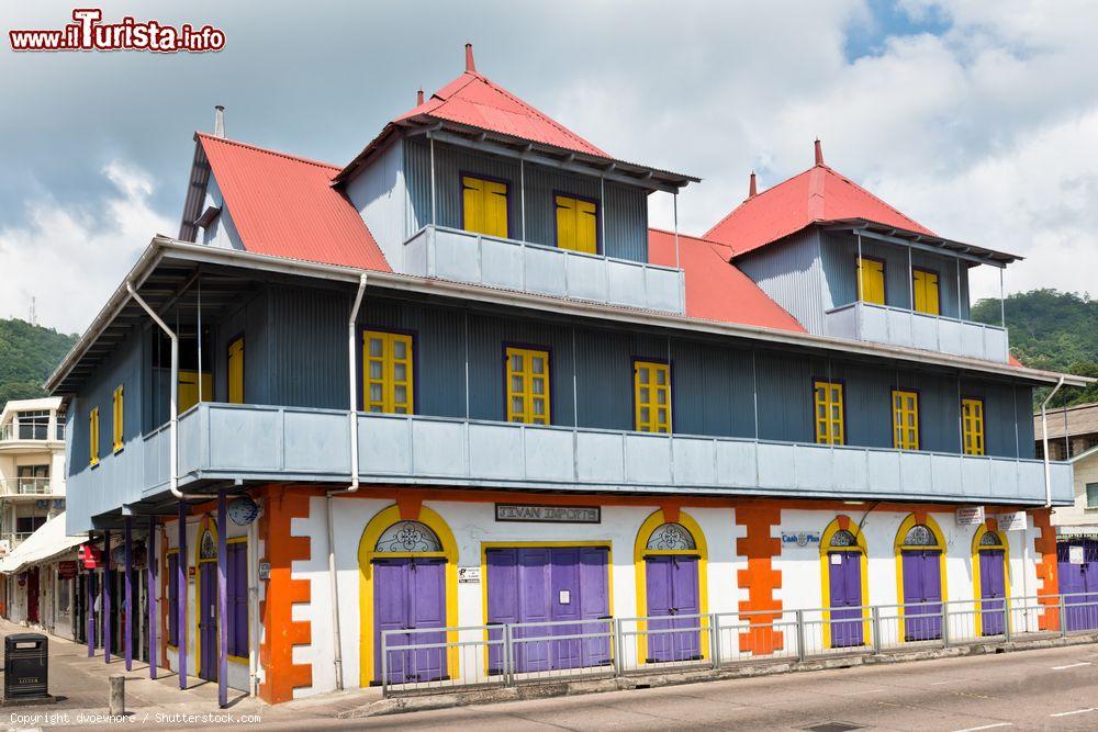 Immagine Una pittoresca casa dalla facciata variopinta a Victoria, Mahé, Seychelles - © dvoevnore / Shutterstock.com