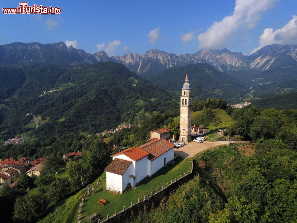 Immagine Una pittoresca chiesetta di montagna con campanile a Recoaro Terme, Veneto.