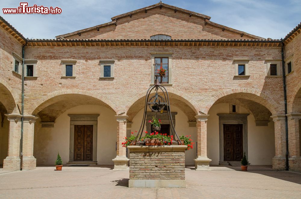 Immagine Una pittoresca piazzetta con pozzo vicino a Spello, Umbria.