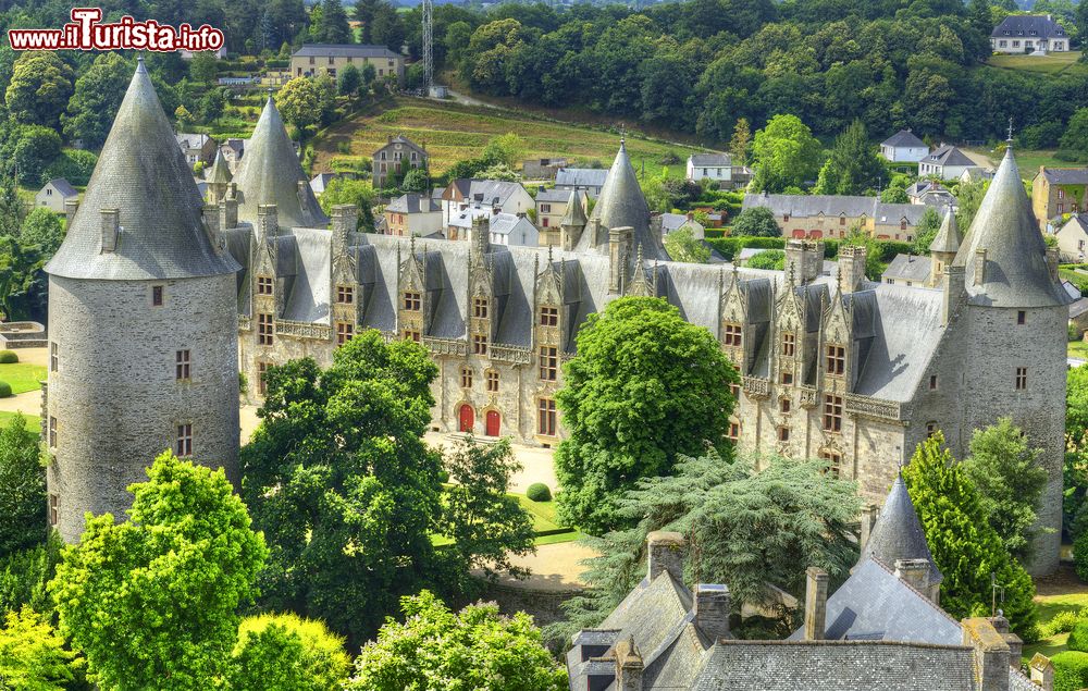 Immagine Una pittoresca veduta dall'alto del castello di Josselin, Francia. Miracolosamente scampato all'usura del tempo e delle guerre, l'unica grande modifica strutturale di questo maniero fu voluta da Richelieu che ne fece abbattere quattro delle otto torri.