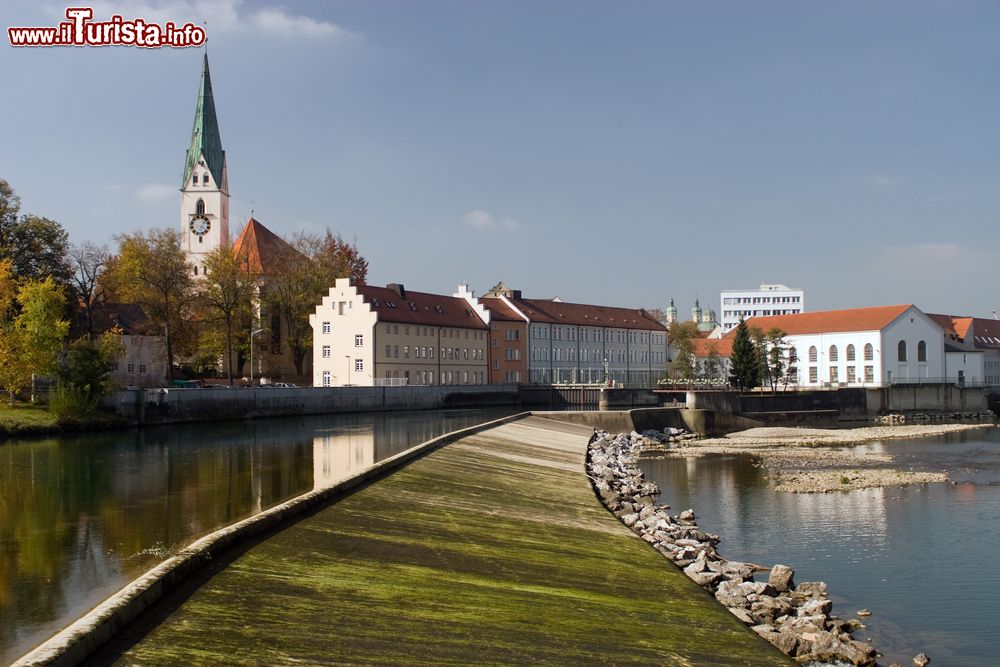 Immagine Una pittoresca veduta del fiume Iller nella città di Kempten, Baviera, Germania.