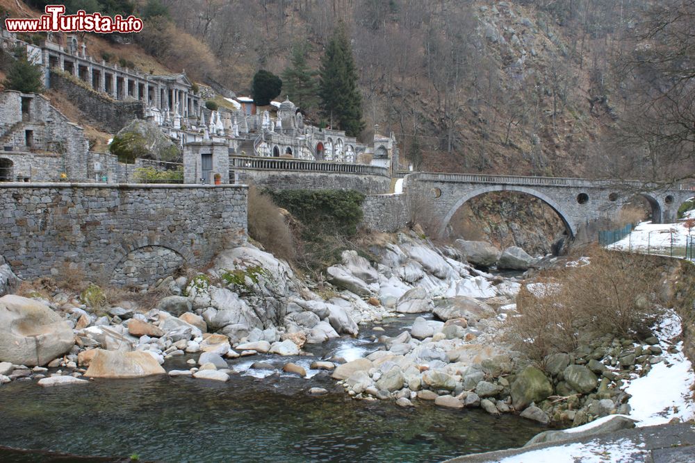 Immagine Una pittoresca veduta del ponte sul fiume Cervo, Rosazza, Piemonte. Questo torrente, lungo circa 65 km, è il principale tributario del Sesia e attraversa le province di Biella e Vercelli.