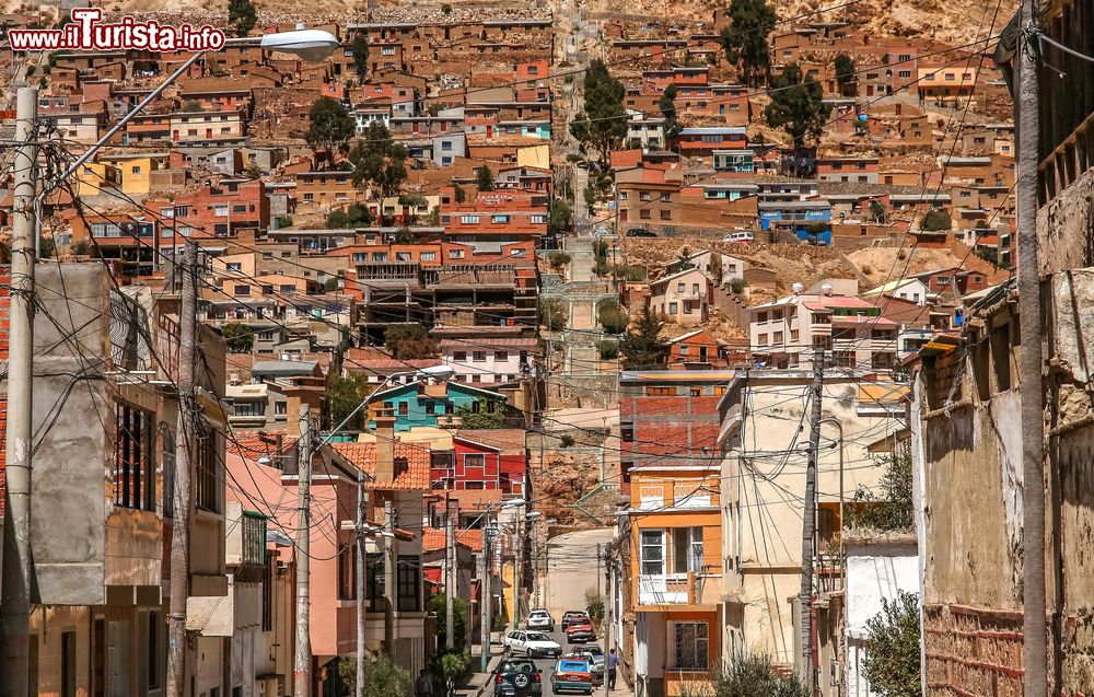 Immagine Una pittoresca veduta delle case sulle colline di Oruro, Bolivia.