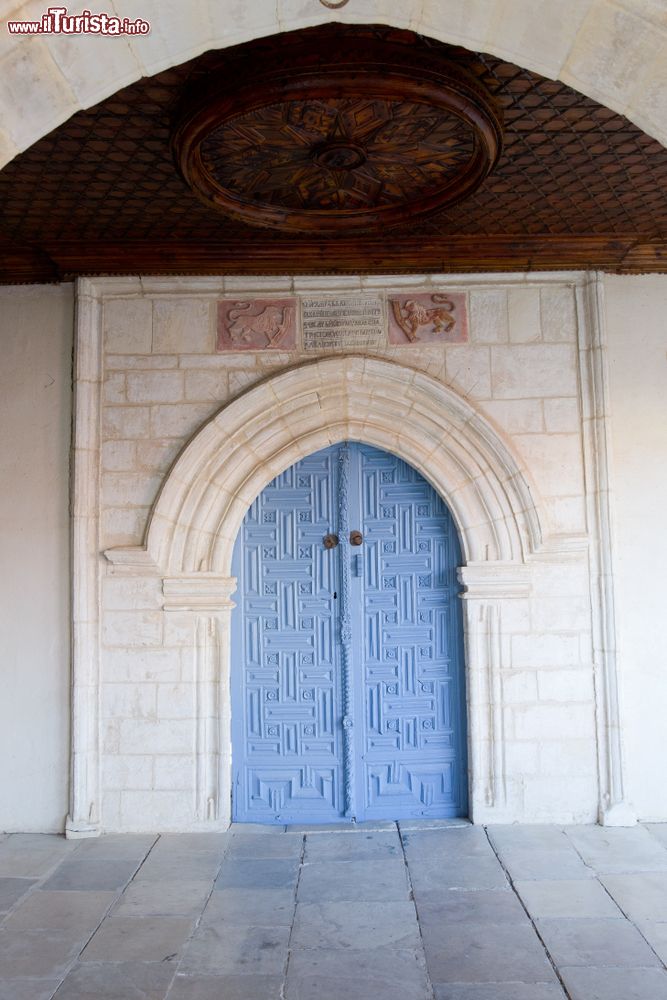 Immagine Una porta decorata e dipinta di azzurro nel borgo di Omodos, isola di Cipro.