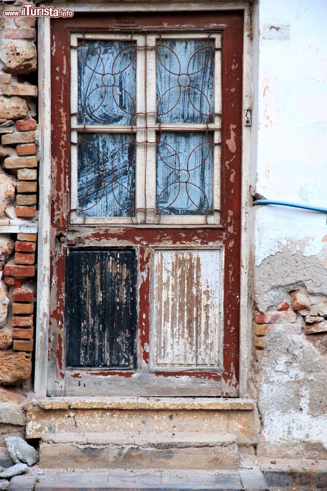 Immagine Una porta in legno nella città di Aspendos, Turchia. Importante località della Panfilia, questa città sorgeva sulla sponda destra del fiume Eurimedonte.