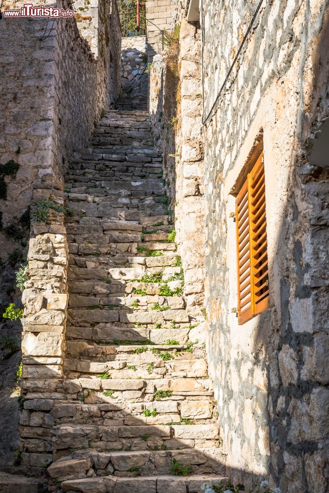 Immagine Una ripida scalinata in pietra nel centro di Skradin, Croazia.