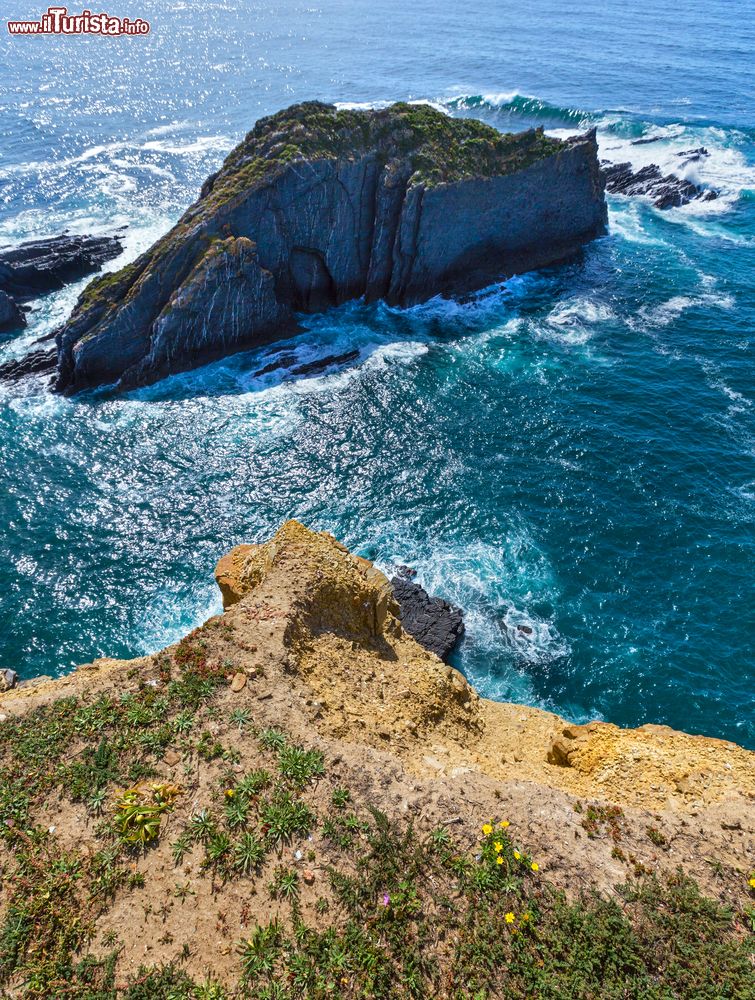 Immagine Una roccia vicina al litorale a Aljezur, Portogallo. Il paesaggio dell'Algarve fotografato in una sera d'estate.