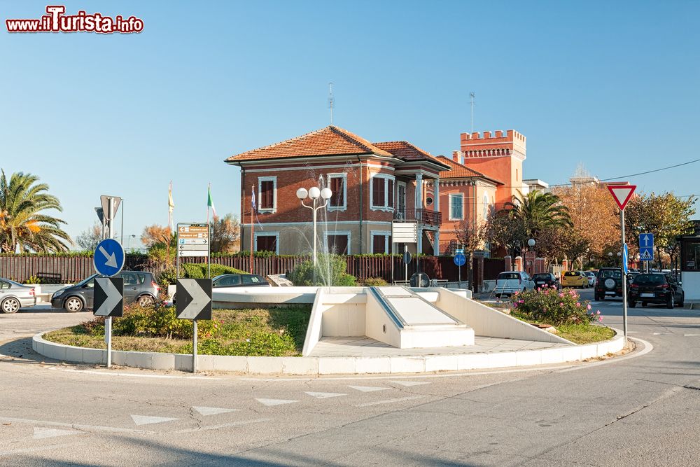 Immagine Una rotonda con fontana a Marotta, Marche.