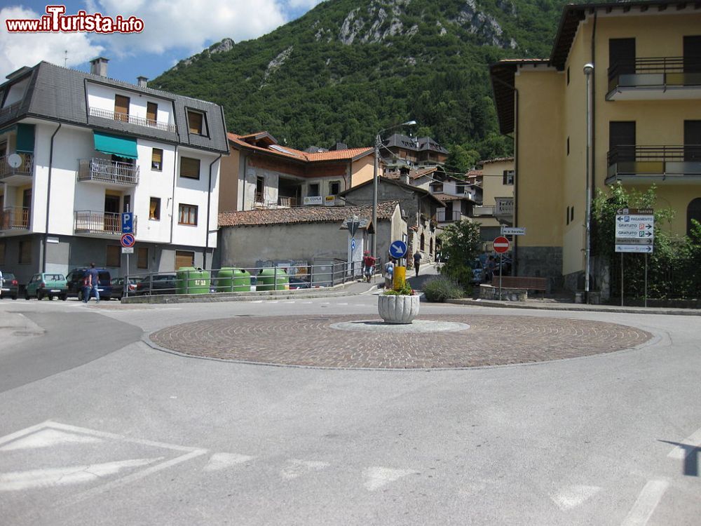Immagine Una rotonda nel centro di Barzio in Lombardia