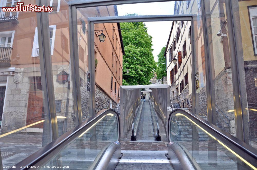 Immagine Una scala mobile nel centro cittadino di Vitoria Gasteiz, Spagna. Questa località dei Paesi Baschi è nota anche come Città Verde per via dei parchi pubblici e dei giardini che ospita - © Alina Bratosin / Shutterstock.com