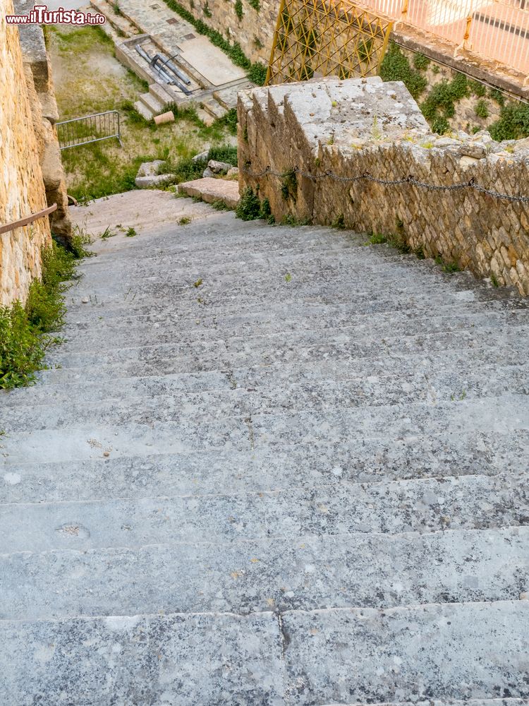 Immagine Una scalinata al teatro romano di Orange, Francia: si tratta di uno dei teatri romani meglio conservati al mondo. Edificato in epoca augustea, vanta un'acustica perfetta.