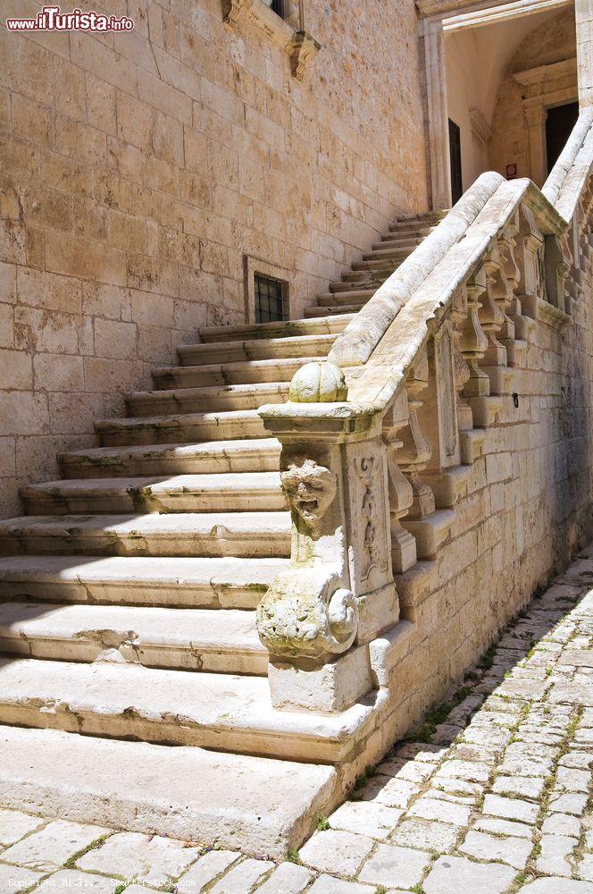 Immagine Una scalinata del castello ducale di Ceglie Messapica, Puglia  - © Mi.Ti. / Shutterstock.com