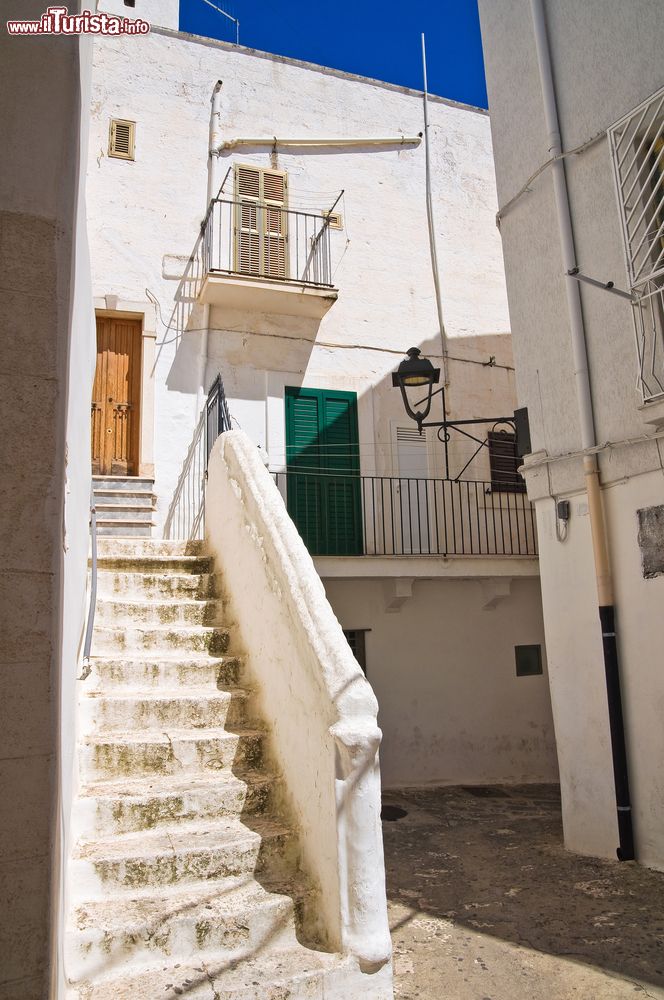 Immagine Una scalinata nel centro storico di Fasano, Puglia, Italia.