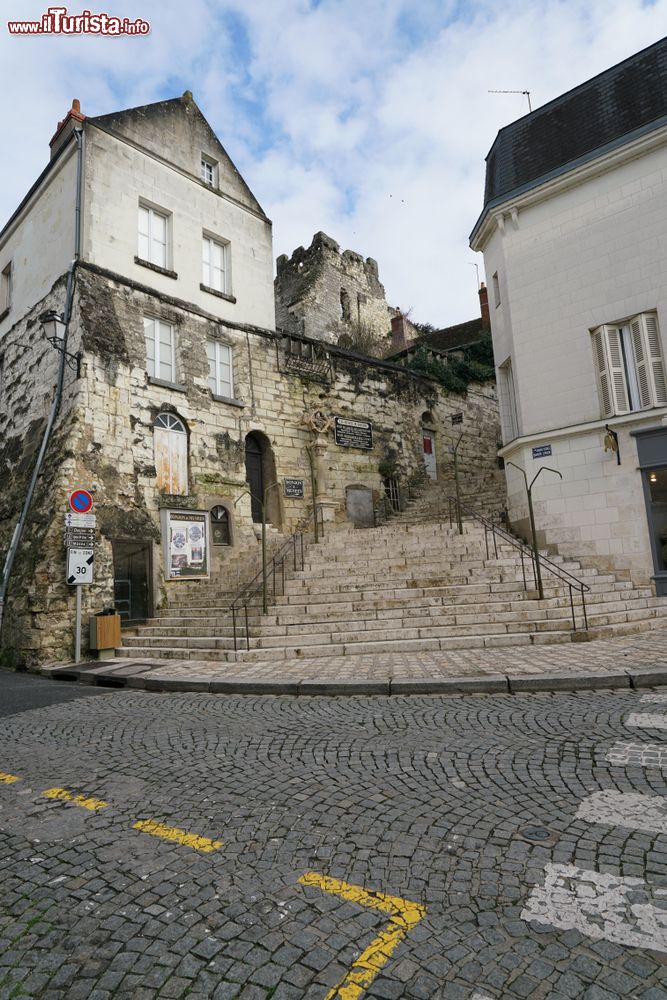 Immagine Una scalinata nel centro storico di Montrichard, Francia. Sullo sfondo, le rovine del maniero dell'XI° secolo.