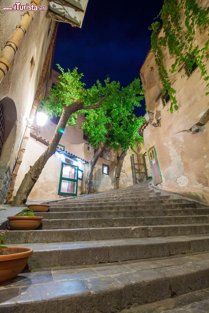 Immagine Una scalinata nel centro torico di Pollina durante una camminata serale nel borgo sulle Madonie in Sicilia