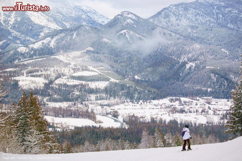 Immagine Una sciatrice solitaria nel comprensorio sciistico di Fernie, British Columbia, Canada - © Timothy Yue / Shutterstock.com