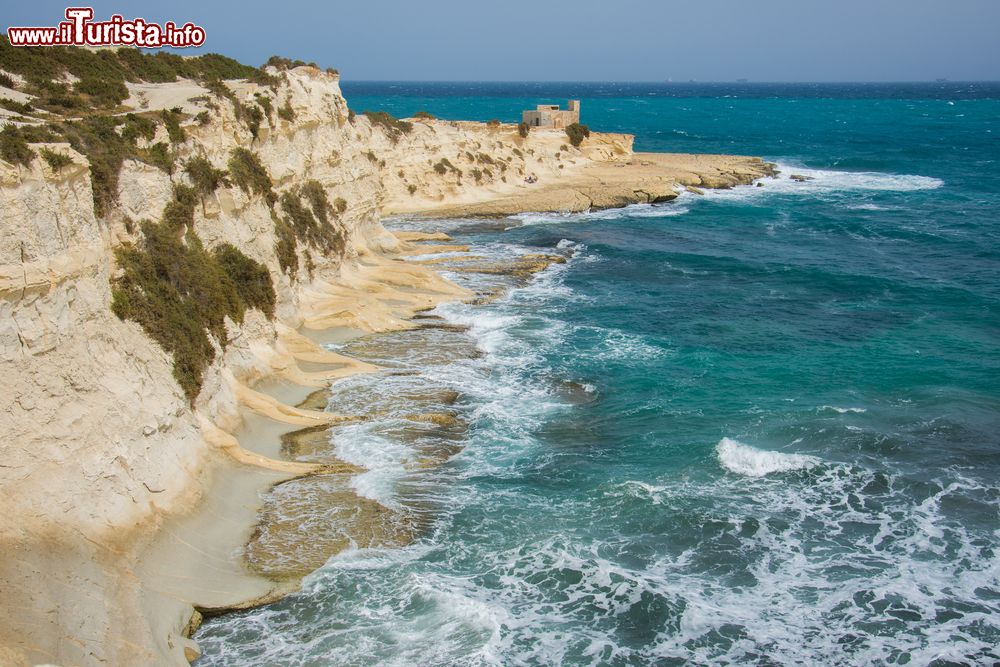 Immagine Una scogliera di calcare nei pressi di Marsascala, isola di Malta, fotografata dall'alto.