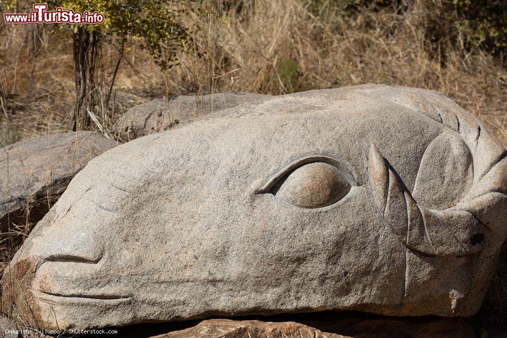 Immagine Una scultura al Loango Sculpture Park di Ouagadougou, Burkina Faso: sono esposte oltre 170 sculture realizzate da 18 scultori di 13 paesi differenti - © Sviluppo / Shutterstock.com