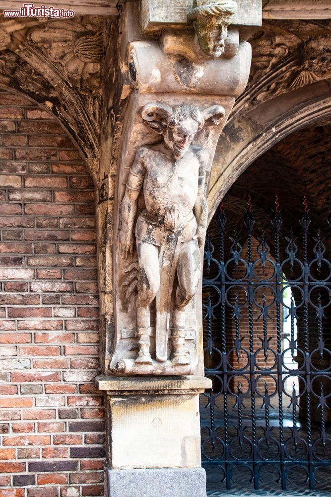 Immagine Una scultura della Casa del Diavolo (Duivelshuis) di Arnhem, Olanda: le origini di questo antico monumento cittadino risalgono al lontano XV° secolo.