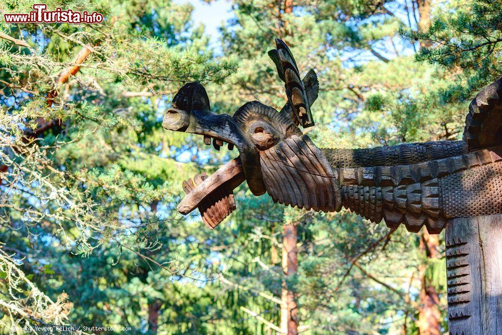 Immagine Una scultura di legno al Witch Hill Park nei pressi di Juodkranté, Lituania. Il "Parco delle Streghe" è stato inaugurato nel 1979 - © Yevgen Belich / Shutterstock.com