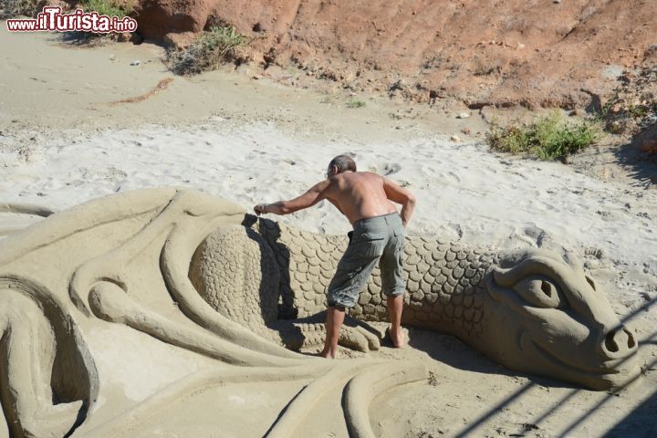 Immagine Una scultura di sabbia sulla costa di Orihuela, Spagna. Le spiagge di questa località si estendono per quasi 24 chilometri offrendo anche un'ampia scelta di attività ricreative - © Free Wind 2014 / Shutterstock.com
  -
