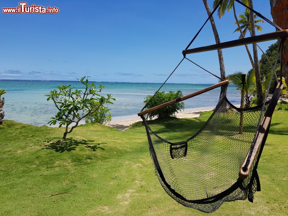 Immagine Una sedia a dondolo sospesa su una spiaggia di sabbia a Viti Levu, Figi. Siamo nella più grande delle isole che compongono l'arcipelago delle Figi.