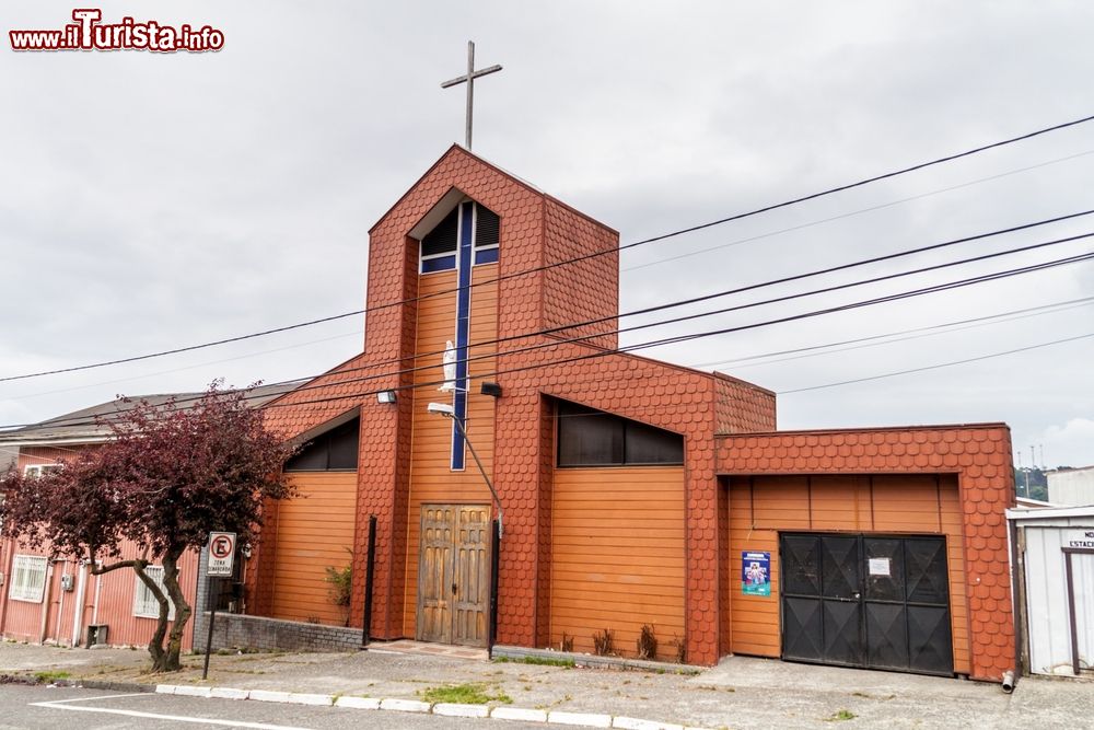 Immagine Una semplice chiesa costruita in legno nel villaggio di Puerto Montt, Cile.