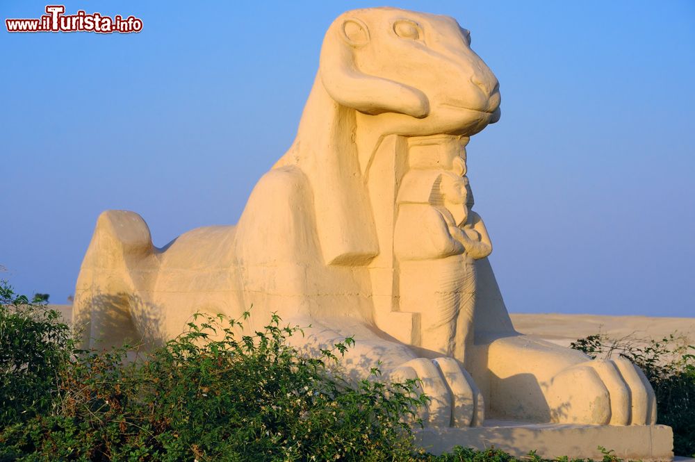 Immagine Una sfinge con testa di ariete all'ingresso dello Sheraton Soma Bay (Hurghada, Egitto). È una replica del celebre Viale delle Sfingi di Luxor.