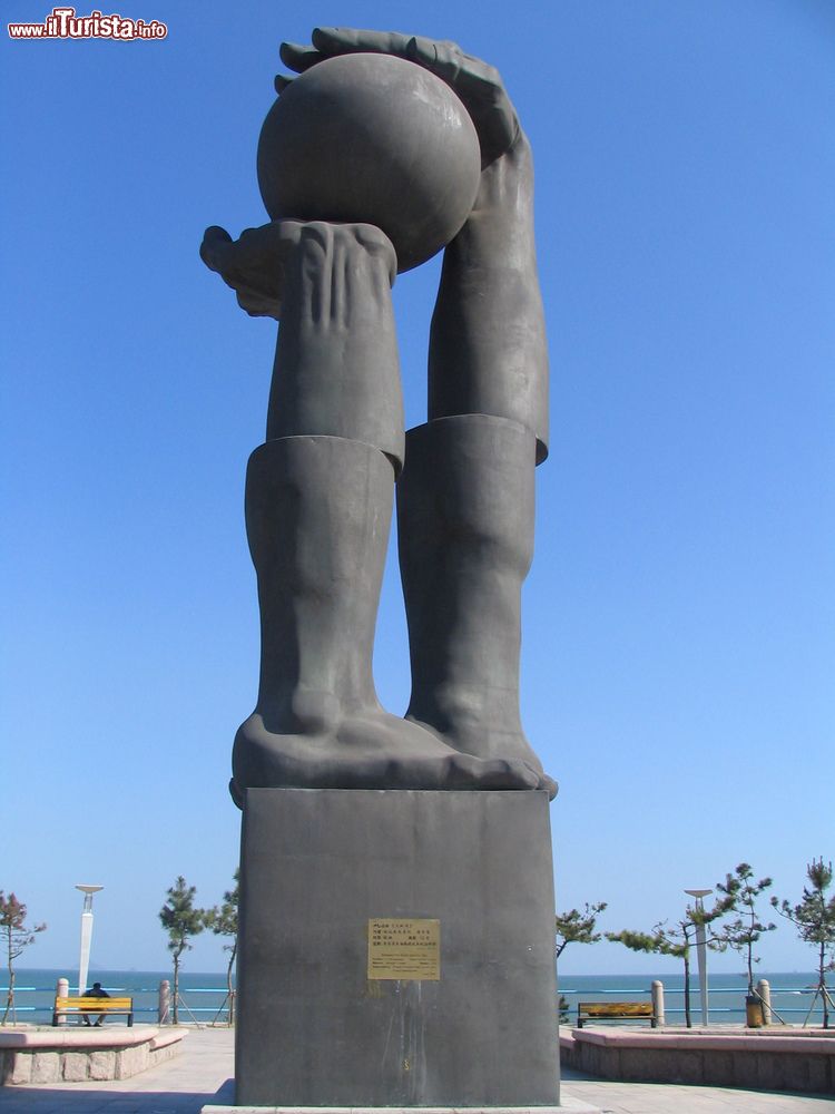 Immagine Una singolare scultura sul lungomare di Qingdao, Cina.