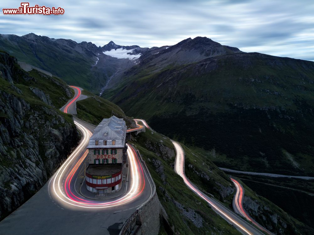 Immagine Una sinuosa strada di montagna by night a Brusio, Svizzera.