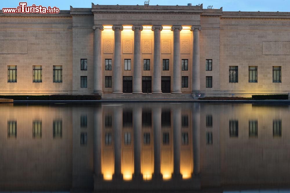 Immagine Una spendida veduta notturna del Kansas Art Museum a Kansas City, Missouri.