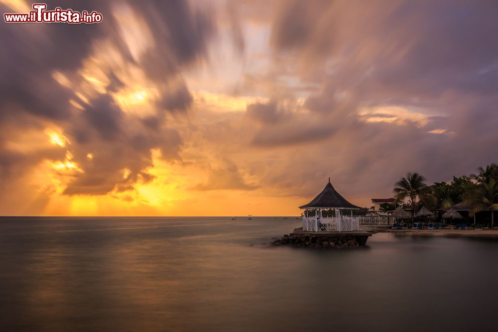 Immagine Una spettacolare alba a Runaway Bay, Giamaica. Situata 16 km a ovest di Ocho Rios, questa  località di mare della Giamaica ha alcune delle più belle spiagge di quest'isola del mare dei Caraibi.