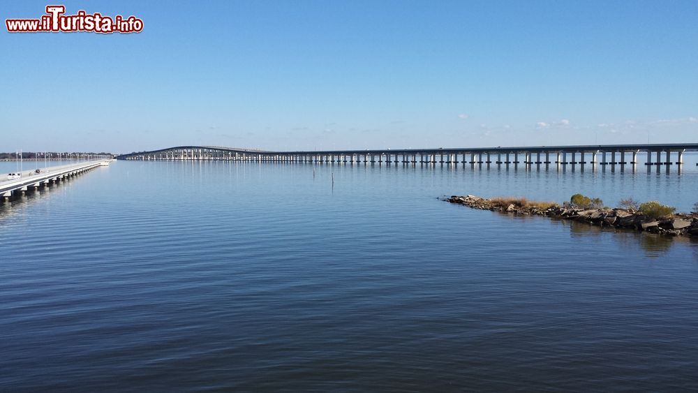 Immagine Una spettacolare veduta dei ponti a Biloxi, Mississipi, Stati Uniti.