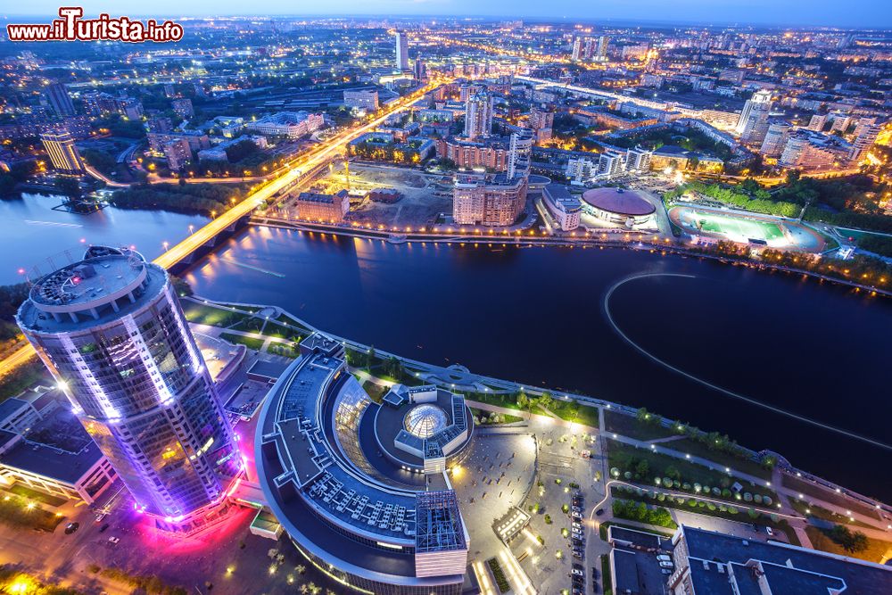Immagine Una spettacolare veduta notturna dall'alto della città di Ekaterinburg, Russia.
