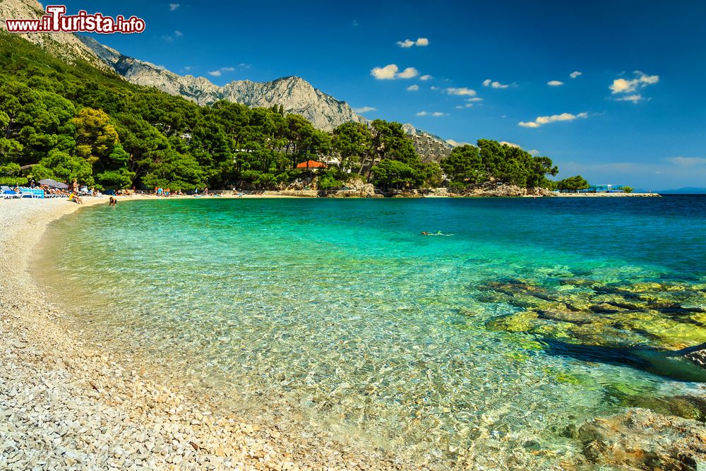 Immagine Una spiaggia a ciottoli sulla magnifica costa di Brela in Croazia