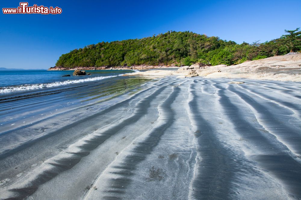 Immagine Una spiaggia a Koh Chang Island, provincia di Ranong, Thailandia, all'alba. Le increspature della sabbia arrivano sino alla foresta tropicale sullo sfondo.